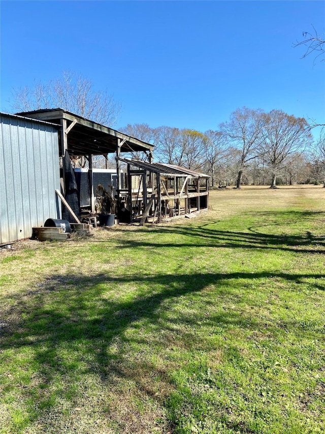 view of yard with an outbuilding