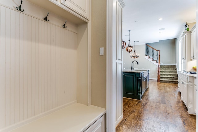 mudroom featuring a chandelier, recessed lighting, a sink, baseboards, and dark wood-style floors