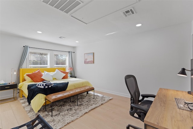 bedroom featuring light wood-style floors, baseboards, visible vents, and recessed lighting