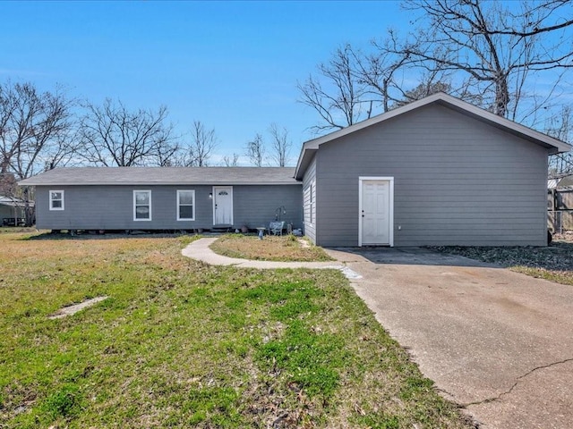 single story home featuring a front yard