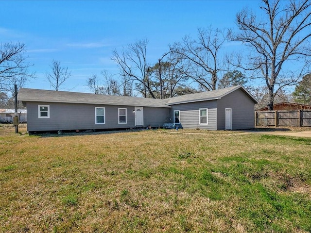 view of front of property featuring fence and a front lawn