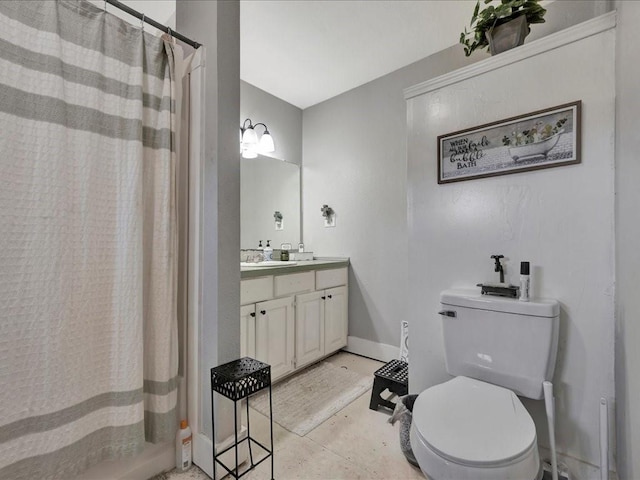 full bath featuring toilet, baseboards, a shower with shower curtain, and vanity