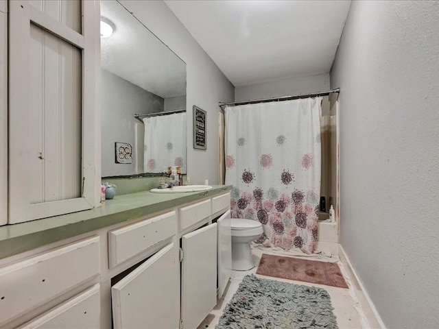 bathroom with baseboards, shower / tub combo with curtain, vanity, and toilet