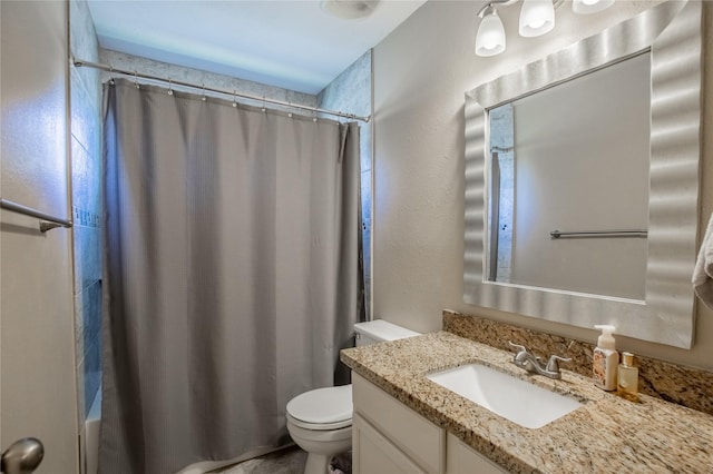 full bathroom featuring shower / bath combo with shower curtain, toilet, vanity, and a textured wall