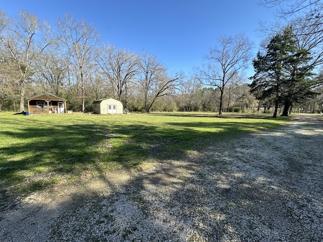 view of yard featuring an outdoor structure and a shed