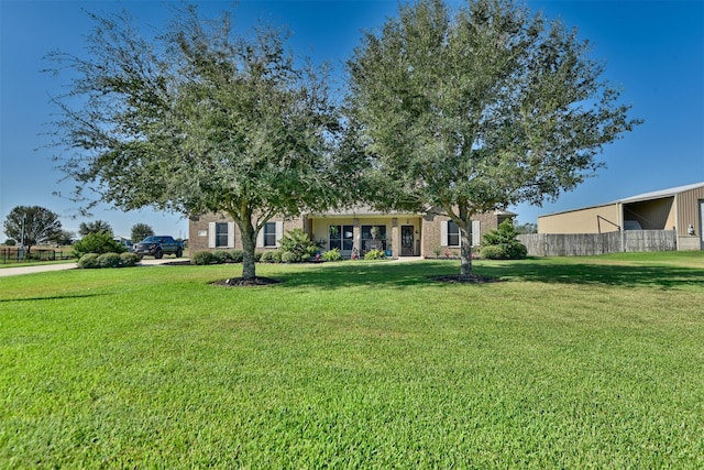 view of front facade featuring fence and a front lawn