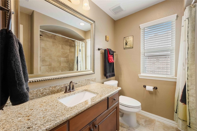 full bath with visible vents, baseboards, a shower with shower curtain, toilet, and vanity