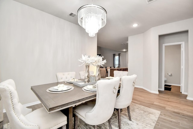 dining space featuring a notable chandelier, recessed lighting, visible vents, light wood-style flooring, and baseboards