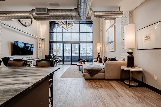 505 Bastrop St Unit 508, Houston, TX 77003 - lobby featuring floor to ceiling windows and a high ceiling
