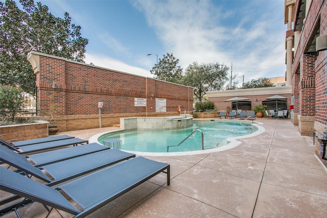 505 Bastrop St Unit 508, Houston, TX 77003 - community pool featuring a patio and a hot tub
