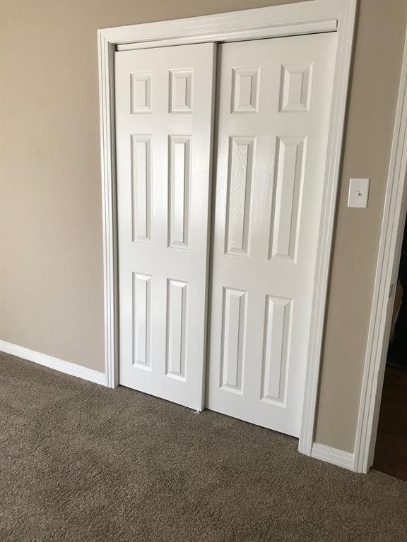 room details featuring carpet and baseboards