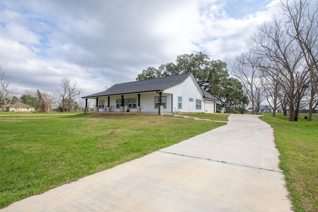 view of front facade featuring driveway, an attached garage, a porch, and a front yard