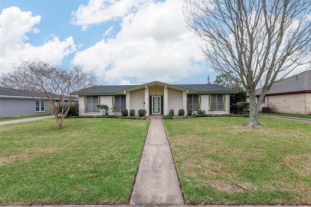 view of front of property featuring brick siding and a front lawn