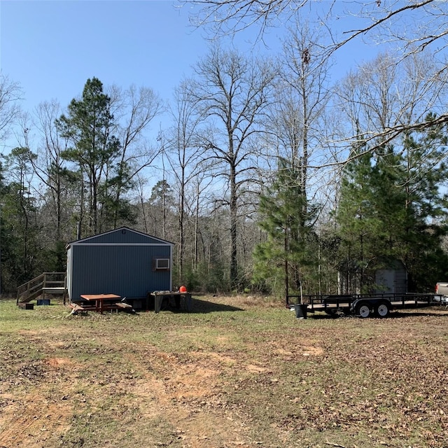 view of yard with an outdoor structure