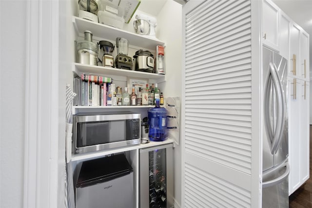 storage area featuring beverage cooler