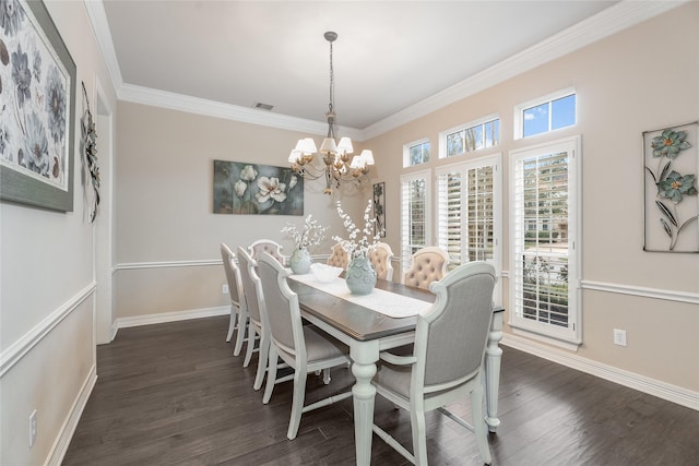 dining room featuring dark wood-style flooring, crown molding, a notable chandelier, visible vents, and baseboards