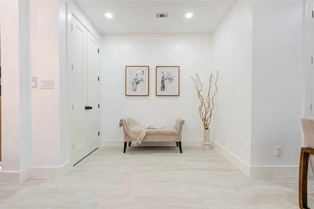 living area featuring baseboards, visible vents, and recessed lighting