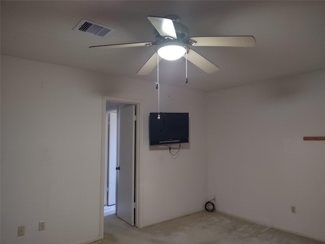 unfurnished room featuring visible vents, light colored carpet, and a ceiling fan