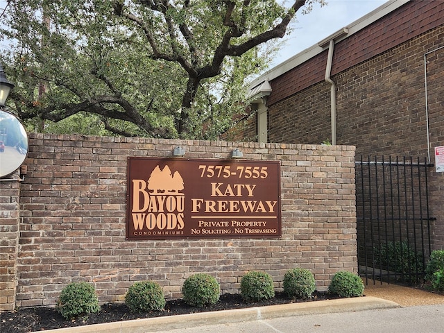 view of community / neighborhood sign