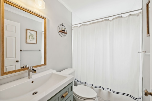 full bath featuring toilet, curtained shower, and vanity