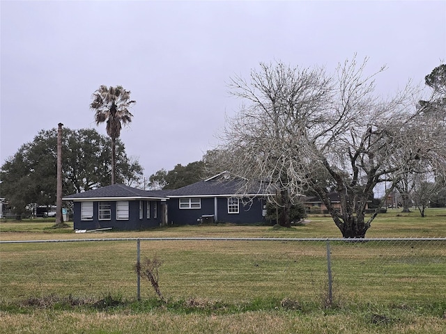 view of front facade featuring a front lawn