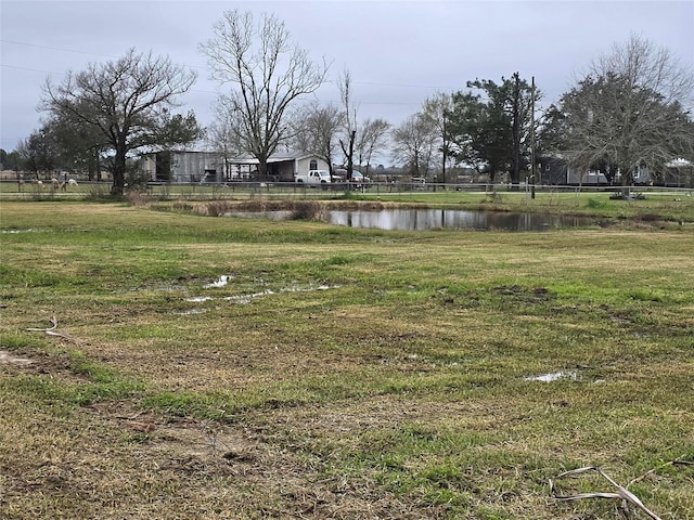 view of yard featuring a water view