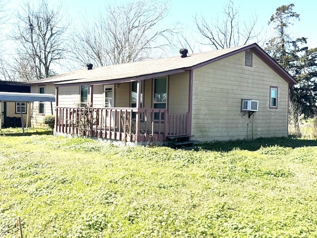 view of front of home featuring a porch and a front lawn