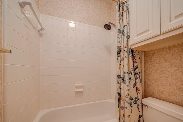 full bathroom featuring shower / bath combination with curtain, toilet, and wallpapered walls