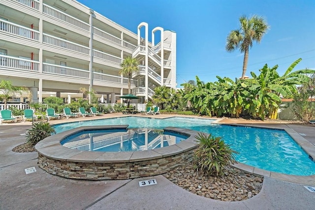 community pool featuring a community hot tub