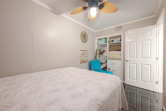 bedroom featuring ornamental molding, a closet, visible vents, and a ceiling fan