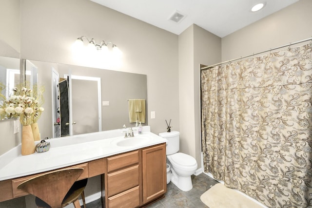 bathroom featuring a shower with shower curtain, visible vents, vanity, and toilet