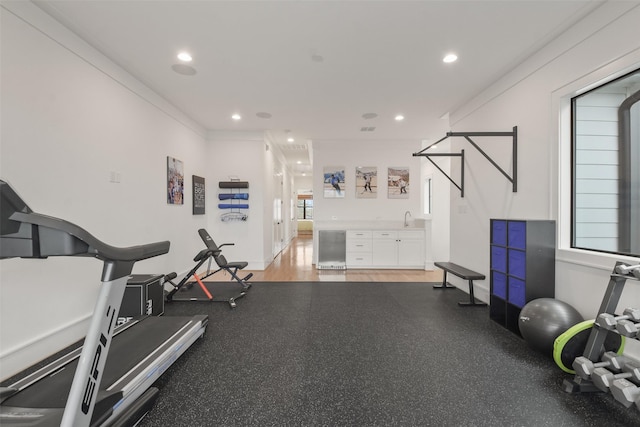 exercise area with recessed lighting, a sink, and baseboards