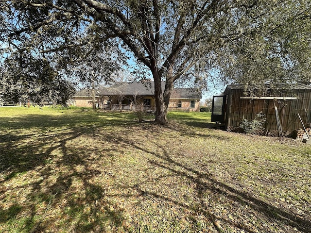 view of yard featuring an outbuilding