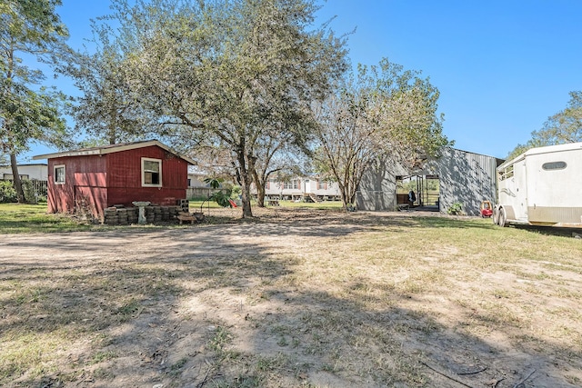 view of yard featuring a pole building and an outdoor structure