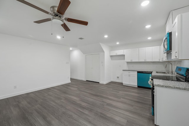 kitchen with dark wood finished floors, stainless steel appliances, visible vents, backsplash, and white cabinets