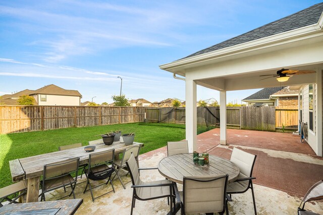 view of patio featuring a fenced backyard, outdoor dining area, and ceiling fan