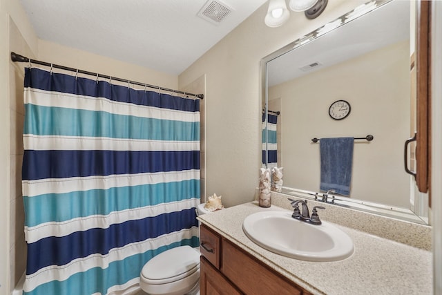 586 Ruby Dr, Bellville, TX 77418 - bathroom with a shower with shower curtain, visible vents, vanity, and toilet