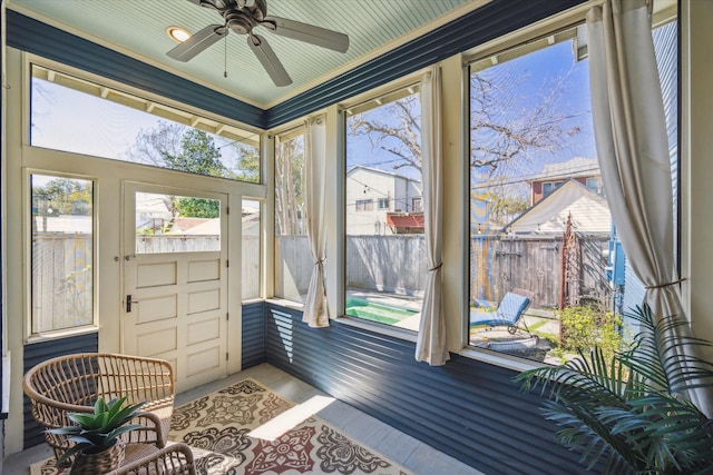 sunroom with ceiling fan