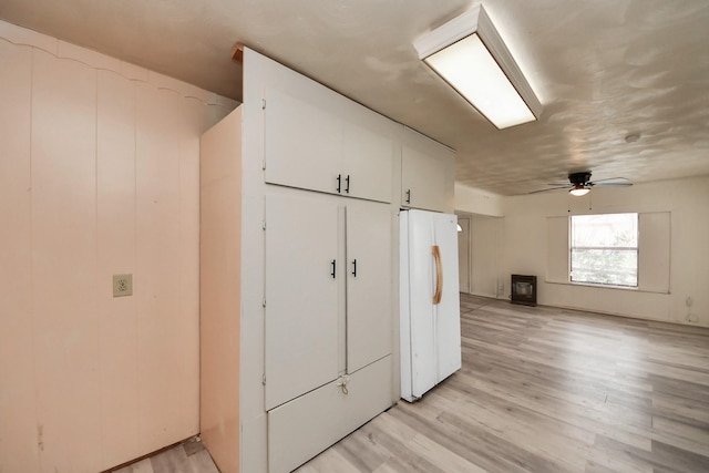 washroom featuring light wood-style floors and a ceiling fan