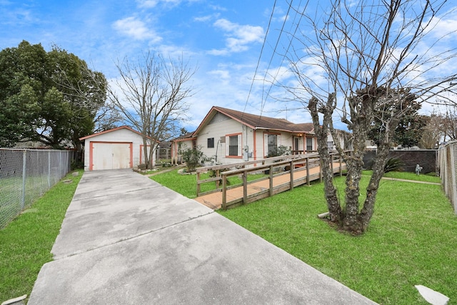 view of front of house featuring a detached garage, fence, and a front lawn