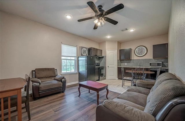 living area featuring recessed lighting, visible vents, baseboards, a ceiling fan, and light wood finished floors