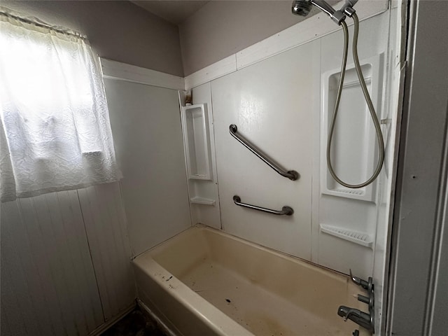 bathroom with bathtub / shower combination