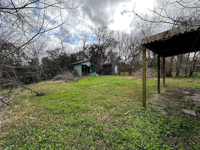 view of yard with an outbuilding