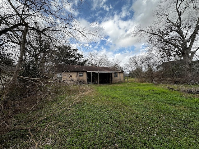 view of yard featuring an outbuilding