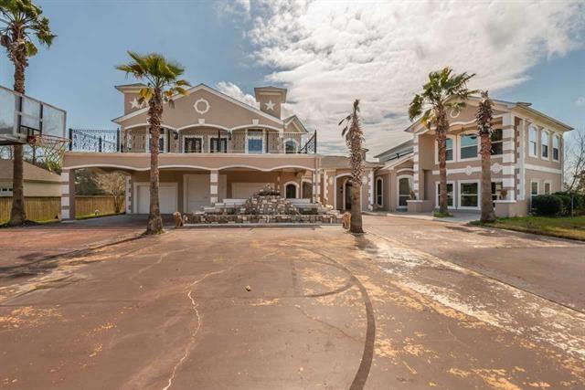 view of front facade with driveway and a garage