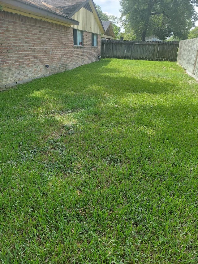 view of yard featuring a fenced backyard