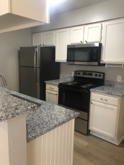 2402 Sycamore Ave Unit D8, Huntsville, TX 77340 - photo 9