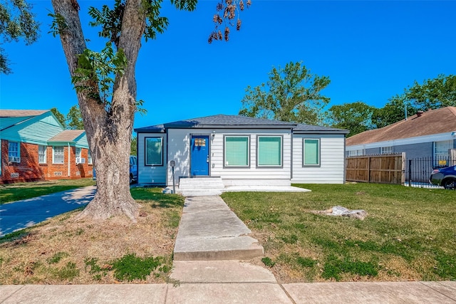 view of front of home featuring a front yard and fence