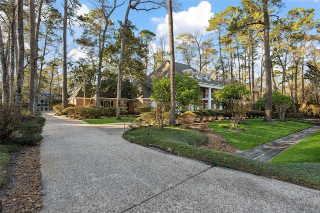 view of front facade with driveway and a front yard