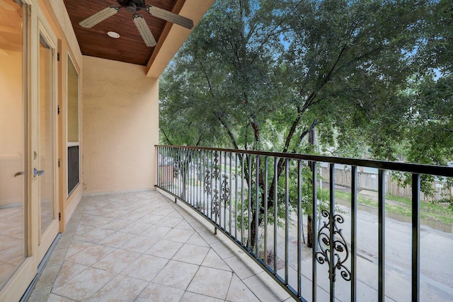 balcony featuring a ceiling fan